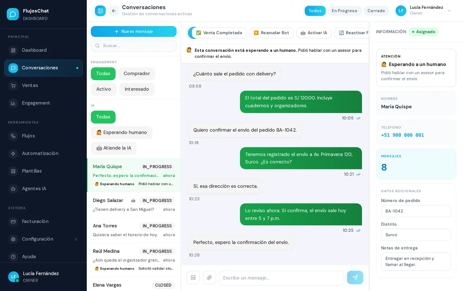 Fíjate en la lista de la izquierda, el chat en el centro y la ficha del cliente a la derecha para orientarte antes de responder.
